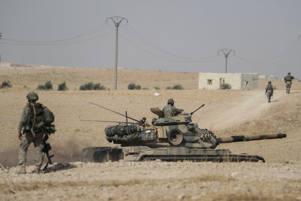 KONFLIKT: En tyrkisk stridsvogn og soldater under en operasjon mot kurdiske styrker utenfor den syriske byen Manbij 15. oktober 2019