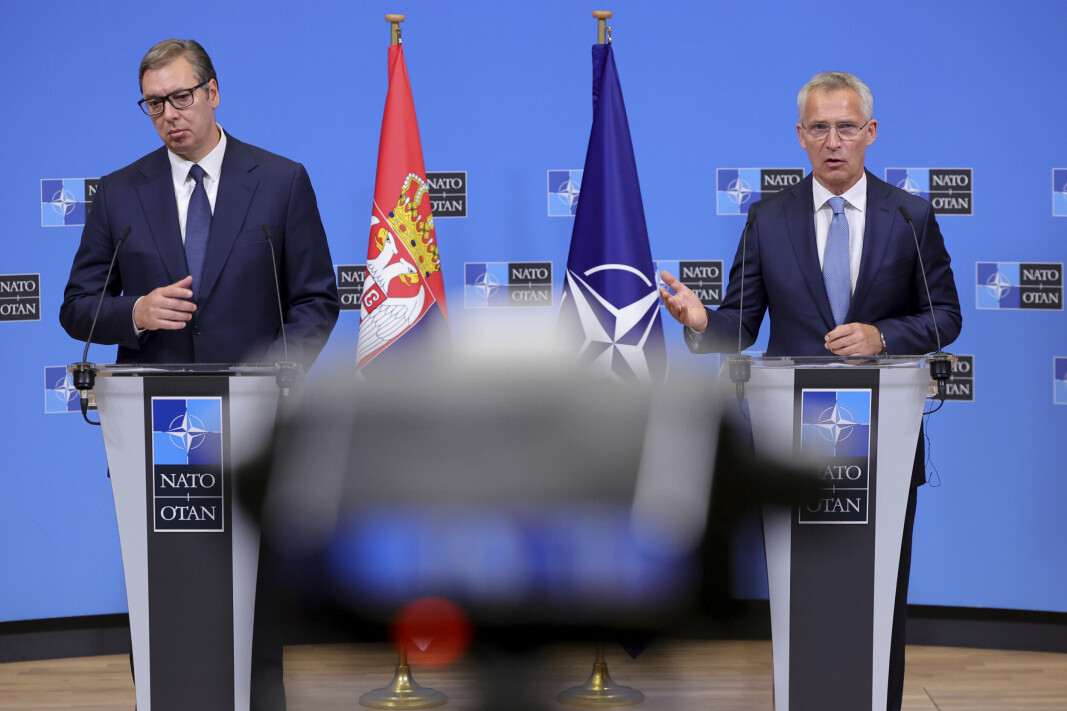 BRUSSEL: Nato-sjef Jens Stoltenberg (til høyre) tok onsdag imot Serbias president Aleksandar Vucic i forsvarsalliansens hovedkvarter i Brussel.