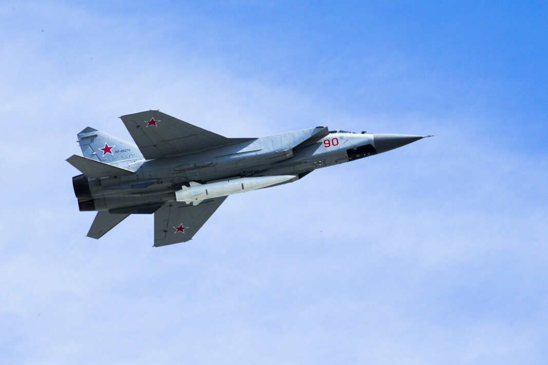 KINZHAL: Et russisk MiG-31K kampfly med et hypersonisk Kinzhal-missil fotografert over Moskva under en militærparade i 2018.