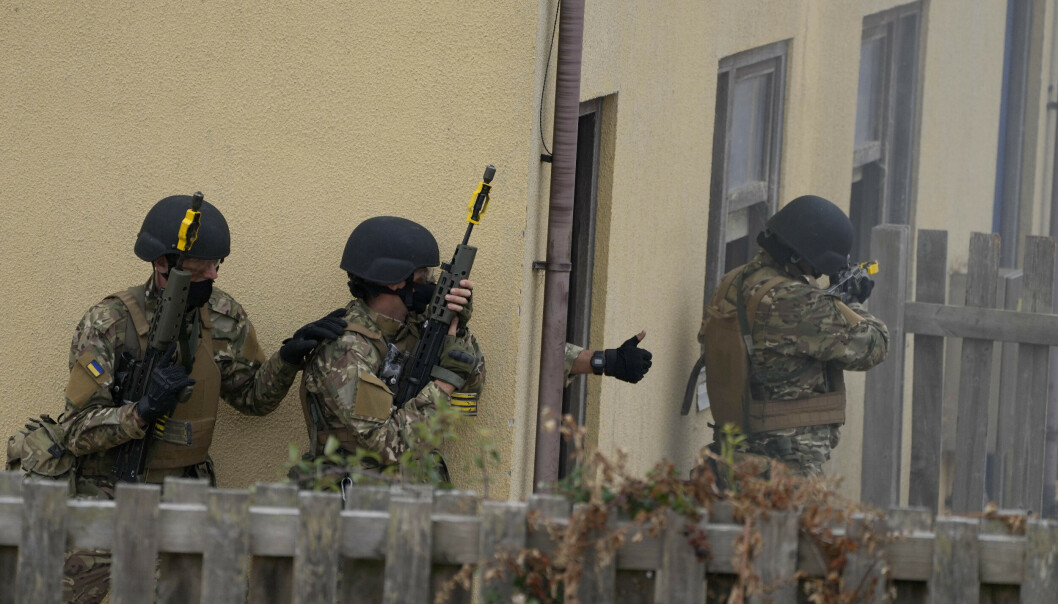 ØVELSE: Storbritannia beskrives i en ny rapport som en mer pålitelig bidragsyter til Ukraina enn EU-landene. Her får ukrainske rekrutter militær trening på en militærbase sør i England. ØVELSE: Storbritannia beskrives i en ny rapport som en mer pålitelig bidragsyter til Ukraina enn EU-landene. Her får ukrainske rekrutter militær trening på en militærbase sør i England.