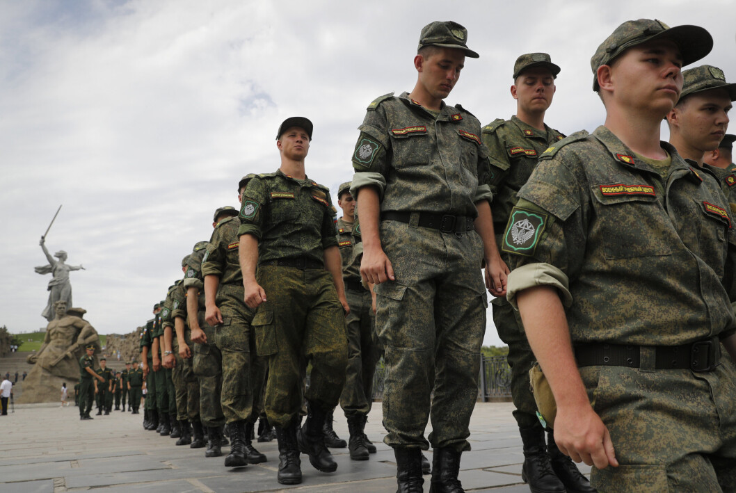 STØTTE: Russiske soldater marsjerer til støtte for kolleger som deltar i det russiske myndigheter omtaler som en spesialoperasjon i Ukraina. Bildet er fra Volgograd i Russland og er datert 11. juli i år. STØTTE: Russiske soldater marsjerer til støtte for kolleger som deltar i det russiske myndigheter omtaler som en spesialoperasjon i Ukraina. Bildet er fra Volgograd i Russland og er datert 11. juli i år.