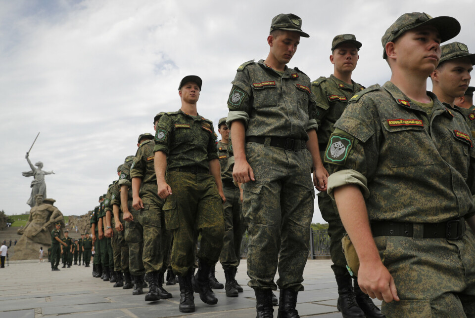 STØTTE: Russiske soldater marsjerer til støtte for kolleger som deltar i det russiske myndigheter omtaler som en spesialoperasjon i Ukraina. Bildet er fra Volgograd i Russland og er datert 11. juli i år.
