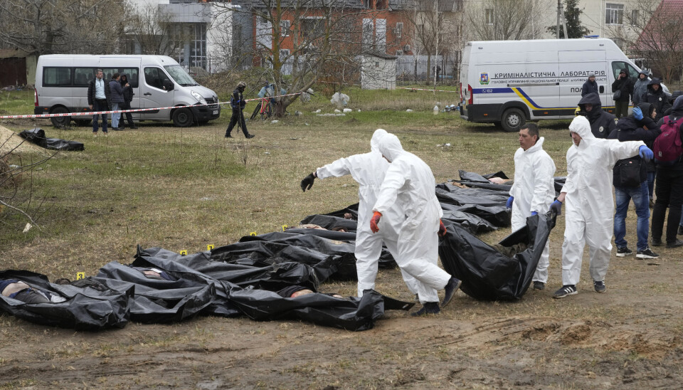 DRAP: Døde sivile samles i byen Butsja utenfor Kyiv 8. april 2022. Hendelsen sjokkerte verden og etterforskes som krigsforbrytelser begått av russiske soldater.