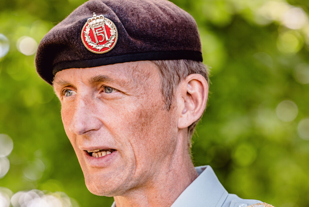 LEVERTE RAPPORT: 23. juni avleverte forsvarssjef Eirik Kristoffersen en foreløpig rapport til forsvarsminister Bjørn Arild Gram om varsling i Forsvaret. LEVERTE RAPPORT: 23. juni avleverte forsvarssjef Eirik Kristoffersen en foreløpig rapport til forsvarsminister Bjørn Arild Gram om varsling i Forsvaret.