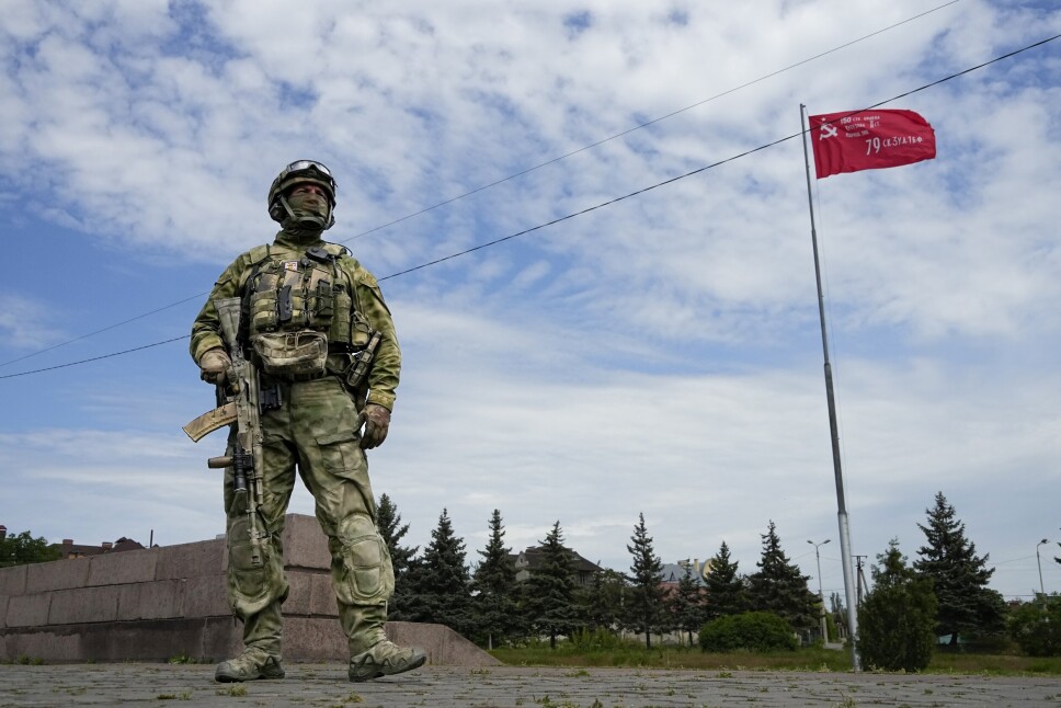 KHERSON: En russisk soldat vokter en paradeplass i Kherson som ble inntatt av russiske styrker 3. mars.