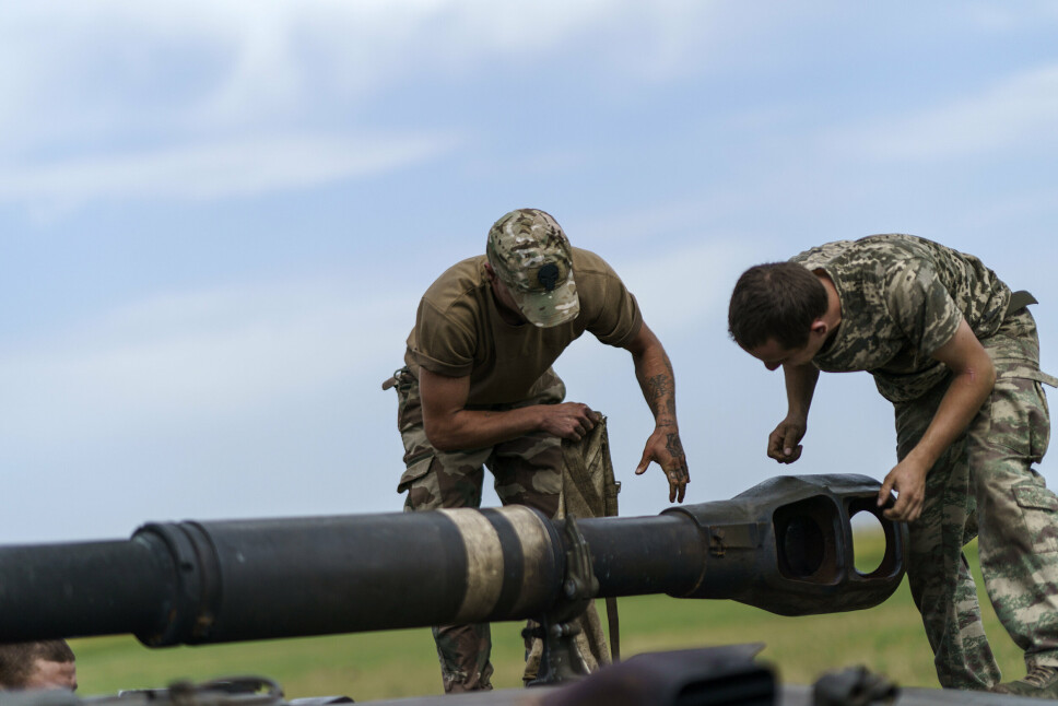 TRENING: Ukrainske soldater i Donetsk øver med en stridsvogn. Bildet er tatt 22. august 2022.