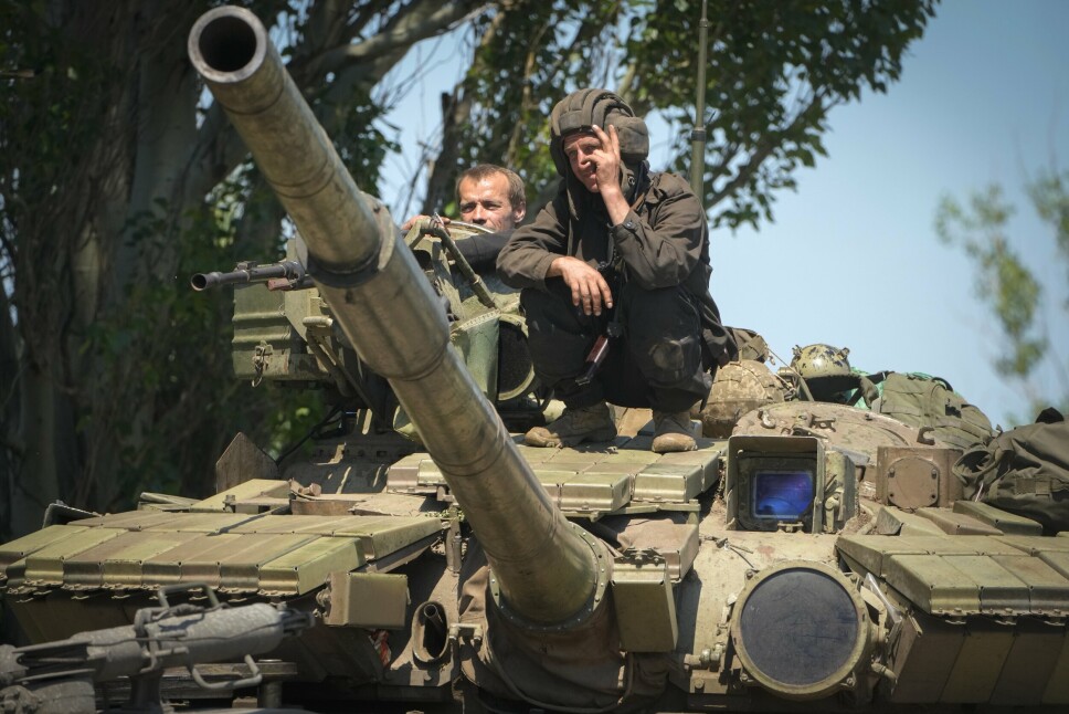 DONETSK: To ukrainske soldater på en stridsvogn i Donetsk i juni.