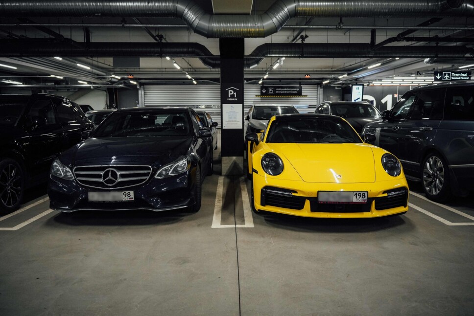 PARKERT: En Mercedes og en Porsche med russiske skilt fotografert utenfor flyplassen i Helsingfors 19. august.