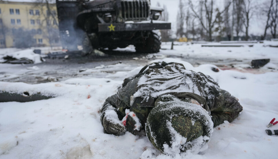 SKJEBNE: En av mange russiske soldater som de siste seks månedene har endt sine liv på ukrainsk jord. Bildet er fra invasjonens andre dag og er tatt den 25. februar 2022 i utkanten av Kharkiv.