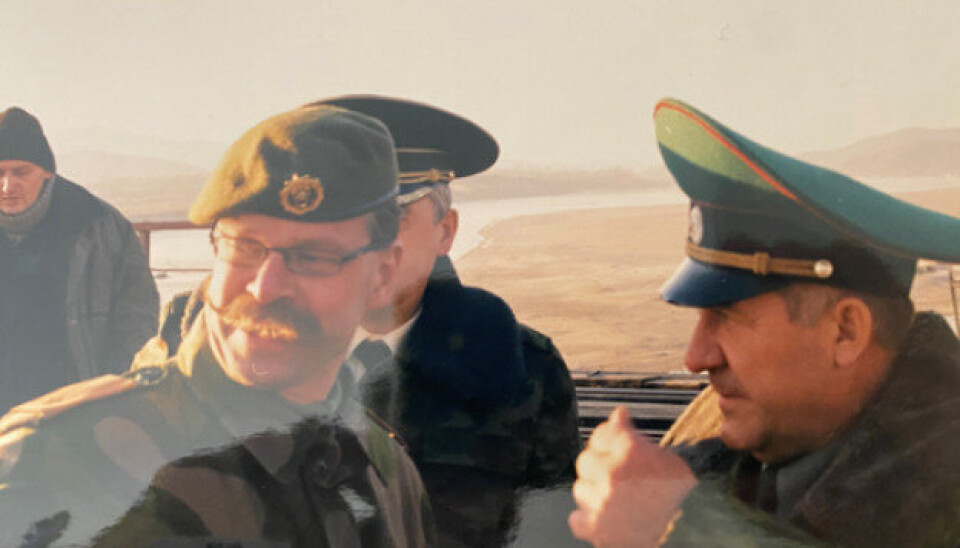 VED GRENSEN: Innleggsforfatter Jørn Burø ved grensen mellom Russland og Nord-Korea.