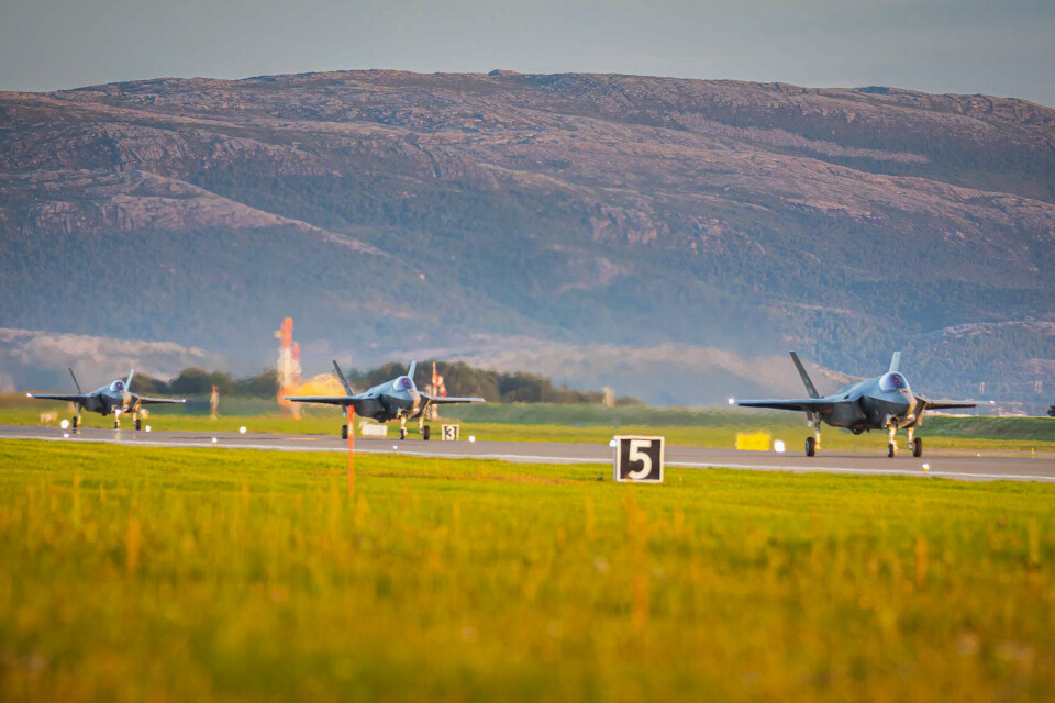 TRIO: De nyankomne kampflyene takser på Ørland flystasjon.