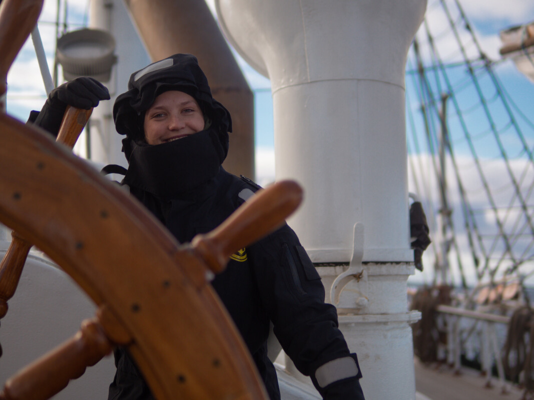 PÅ SJØEN: Regine Eide på seilas med Statsraad Lehmkuhl. PÅ SJØEN: Regine Eide på seilas med Statsraad Lehmkuhl.