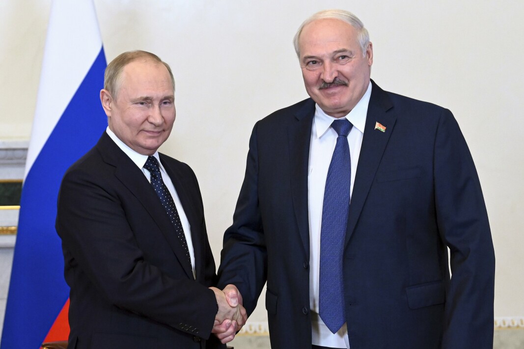 ALLIERTE: Vladimir Putin og Aleksandr Lukasjenko under et møte i St. Petersburg 25. juni.