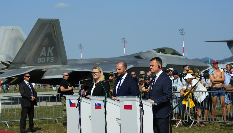 TRIO: Tsjekkias forsvarsminister Jana Cernochova (f.v.), Slovakias forsvarsminister Jaroslav Nad og Polens forsvarsminister Mariusz Blaszczak på den slovakiske flybasen i Malacky lørdag.
