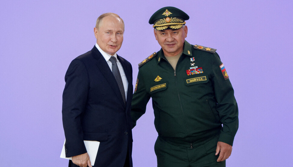 SPREKKER: Russlands president Vladimir Putin sammen med forsvarsminister Sergej Sjojgu i midten av august.