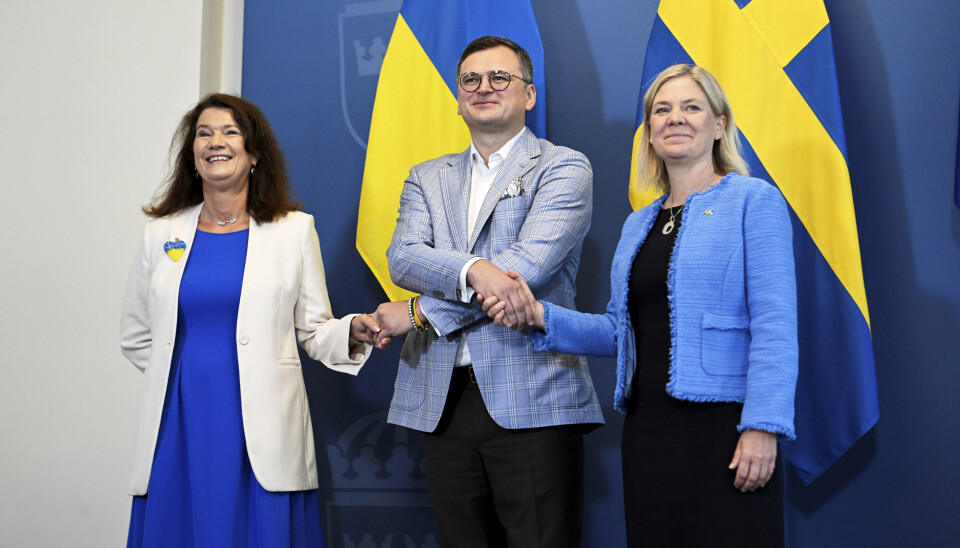LOVER: Utenriksminister Ann Linde (t.v.) Ukrainas utenriksminister Dmytro Kuleba (midten) og statsminister Magdalena Andersson (t.h) holdt en felles pressekonferanse mandag.