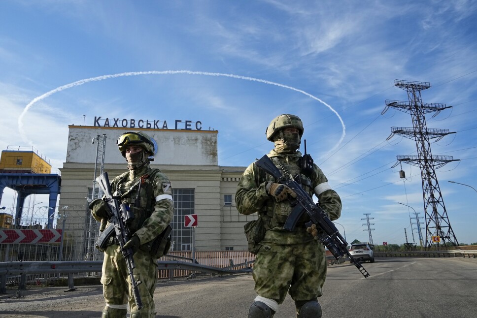 KHERSON: Russiske soldater på vakt ved en kraftstasjon på Dnepr-elven i Kherson-regionen i mai. Mandag meldes det at ukrainske styrker har innledet sin ventede motoffensiv i området. Bildet er tatt under en pressetur organisert av Russland.
