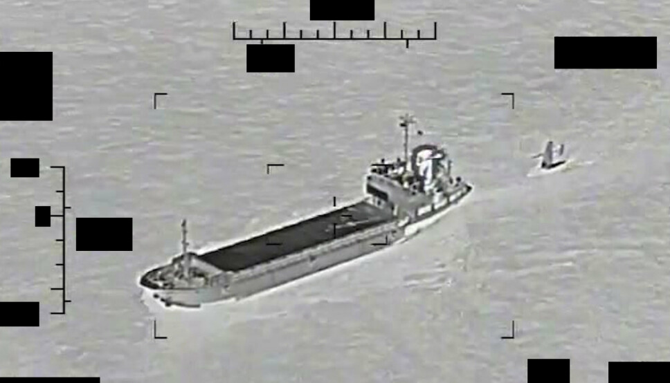 KAPRING: Et overvåkingsbilde viser den iranske nasjonalgardens fartøy Shahid Bazair som tauer en amerikansk sjødrone i internasjonalt farvann i Persiabukta.