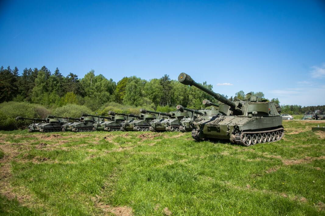 M109: Norsk personell har gitt ukrainske soldater opplæring i Tyskland i bruk og vedlikehold av M109. Norge har donert ca 20 stk M109 artilleriskyts til Ukraina. M109: Norsk personell har gitt ukrainske soldater opplæring i Tyskland i bruk og vedlikehold av M109. Norge har donert ca 20 stk M109 artilleriskyts til Ukraina.