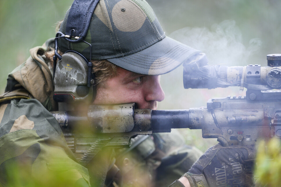 FOKUSERT: En skarpskytter fra Heimevernets innsatsstyrke Gunnerside finner siktebildet etter å ha avfyrt et skudd mot en av sine mål.