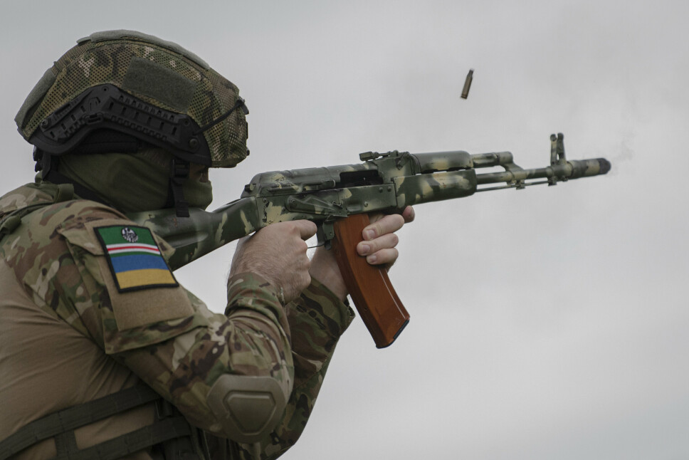 OPPLÆRING: En frivillig soldat får opplæring i Kyiv i Ukraina 27. august. Nå er det kjent at ukrainske soldater også får opplæring i Norge, men det er ikke kjent hva de får opplæring i her.