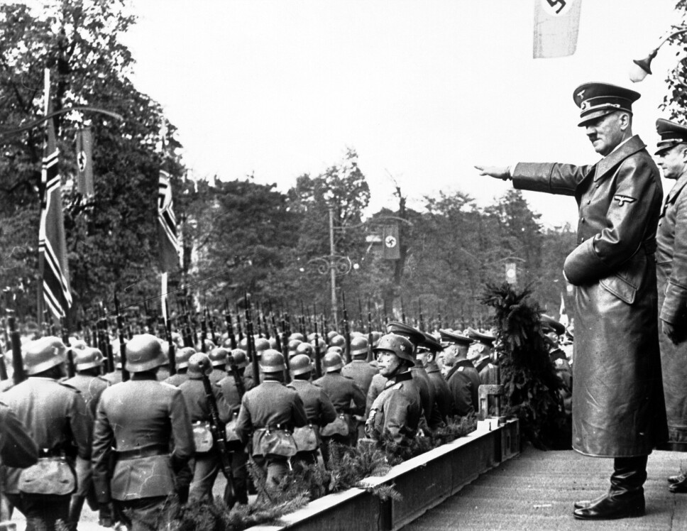 WARSZAWA: Adolf Hitler hilser tyske soldater i den polske hovedstaden 5. oktober 1939.
