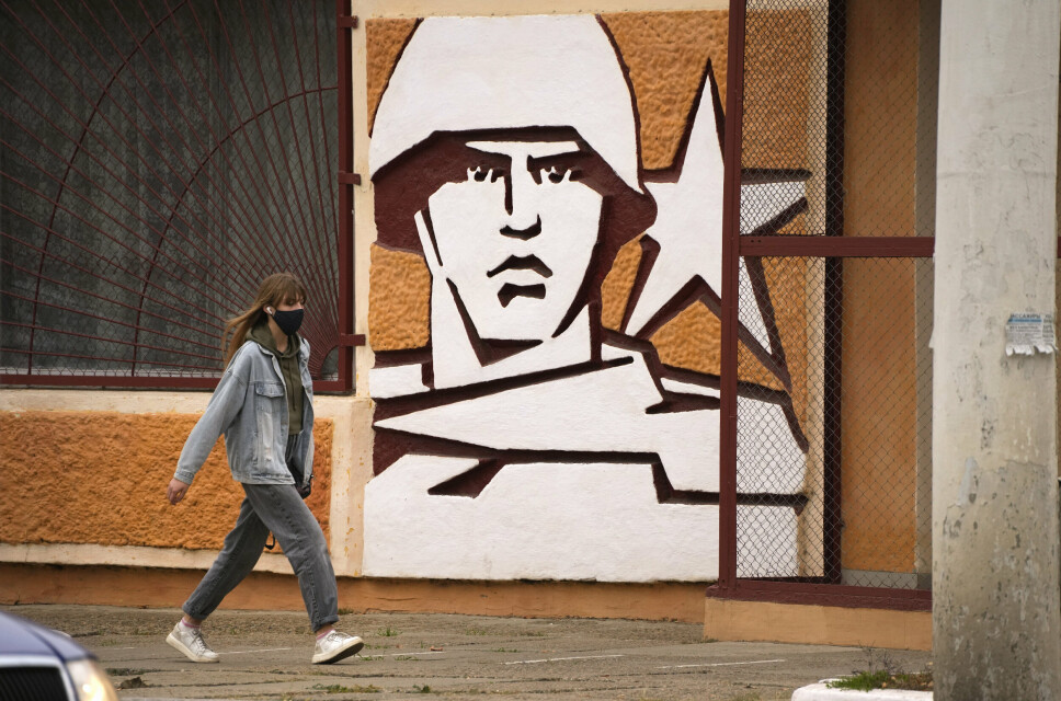 TIRASPOL: En kvinne går forbi hovedkvarteret til de russiske styrkene i Moldova i hovedstaden Tiraspol i november 2021, da Russland samlet styrker langs grensen i Ukraina.