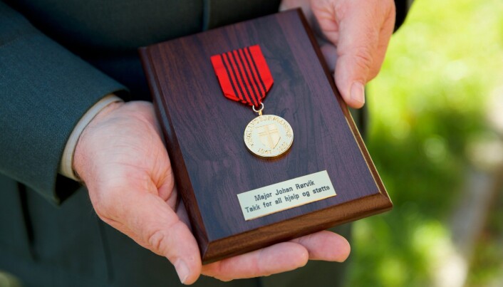 ANERKJENNELSE: Det var Magne Brandberg og Kjell Stark, begge veteraner fra Tysklandsbrigaden som tok initiativ til å hedre major Johan Rørvik for sin innsats. ANERKJENNELSE: Det var Magne Brandberg og Kjell Stark, begge veteraner fra Tysklandsbrigaden som tok initiativ til å hedre major Johan Rørvik for sin innsats.