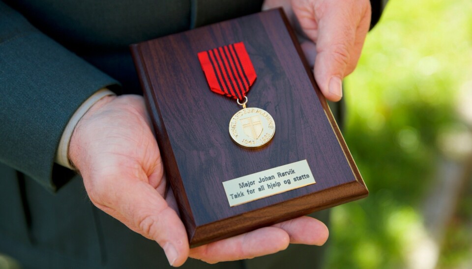ANERKJENNELSE: Det var Magne Brandberg og Kjell Stark, begge veteraner fra Tysklandsbrigaden som tok initiativ til å hedre major Johan Rørvik for sin innsats.
