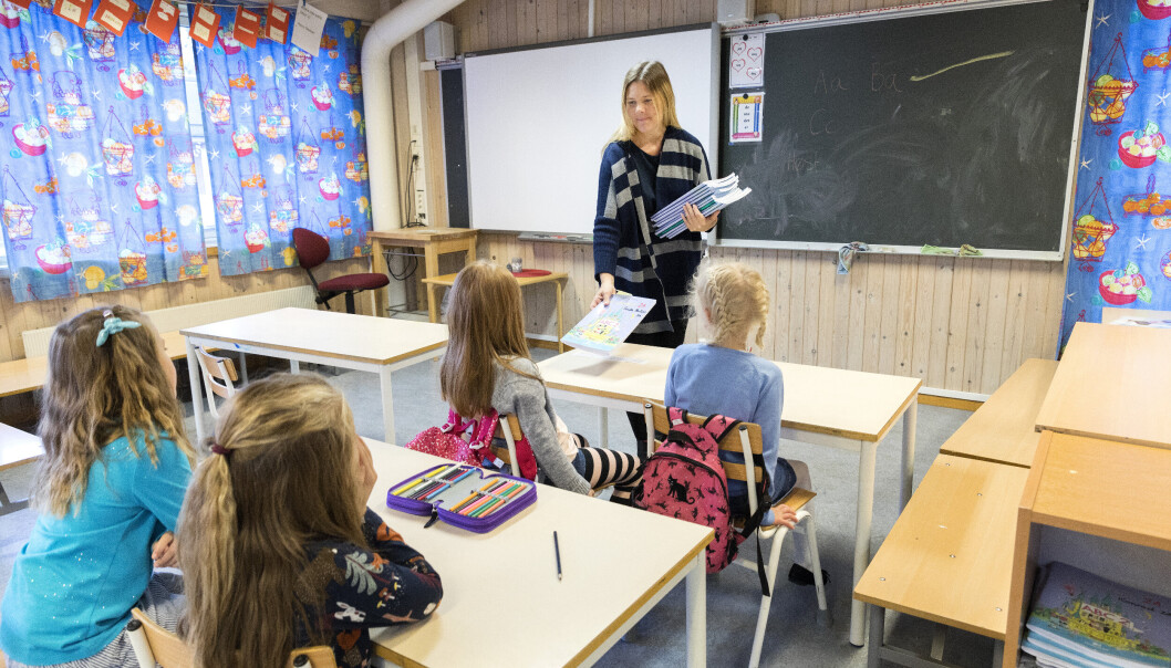SKOLEKLASSE: Elever og lærer i klassesituasjon på barneskole. SKOLEKLASSE: Elever og lærer i klassesituasjon på barneskole.