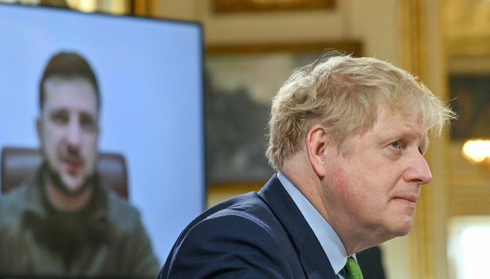 VENNER: Den ukrainske presidenten hyller Boris Johnson og kaller ham en sann venn av Ukraina. Bildet er tatt under et møte i London, 15. mars 2022.