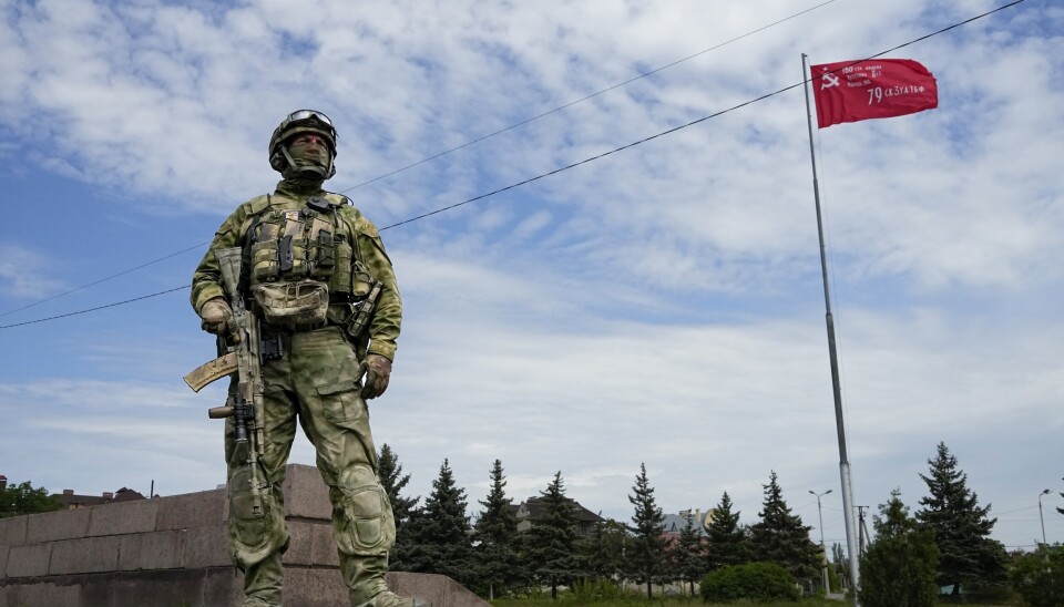 MINNE: En russisk soldat står vakt ved minnestedet i Kherson for innbyggerne som bidro i kampen mot Nazi-Tyskland under andre verdenskrig. Bildet er tatt den 20. mai 2022.