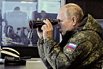 SPEIDER: Vladimir Putin tar en titt på øvelsen Vostok 2022.