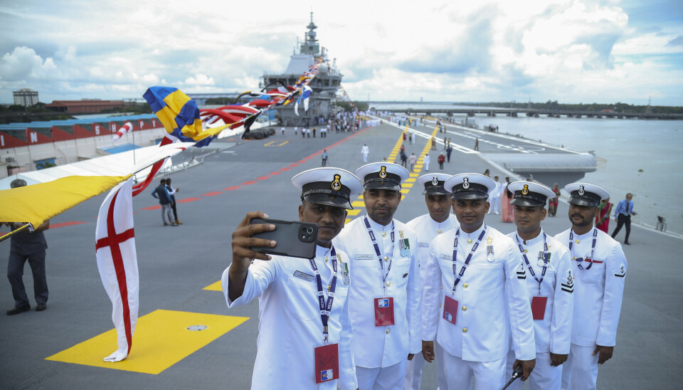 SELFIE: Sjømenn ombord på hangarskipet tok en selfie for anledningen.