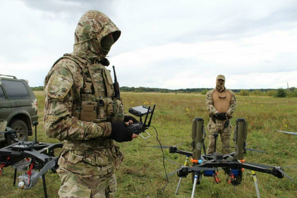 PANSERVÅPEN: Dronen til høyre i bildet er utstyrt med to M72-panservernvåpen, montert vertikalt, slik at de kan avfyres mot taket på russiske, pansrede kjøretøyer. Mennene på bildet skal tilhøre spesialstyrken i det ukrainske forsvaret.
