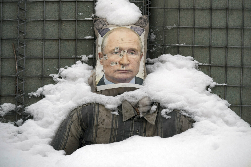 NEDSNØDD OG SKUTT: Et kulebilde av Russlands president Vladimir Putin er dekket av nysnø ved en frontlinjeposisjon i Luhansk-regionen, øst i Ukraina, tirsdag 1. februar 2022.
