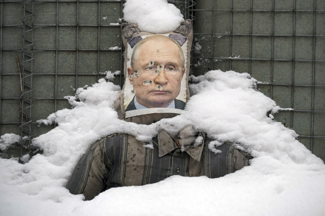 NEDSNØDD OG SKUTT: Et kulebilde av Russlands president Vladimir Putin er dekket av nysnø ved en frontlinjeposisjon i Luhansk-regionen, øst i Ukraina, tirsdag 1. februar 2022. NEDSNØDD OG SKUTT: Et kulebilde av Russlands president Vladimir Putin er dekket av nysnø ved en frontlinjeposisjon i Luhansk-regionen, øst i Ukraina, tirsdag 1. februar 2022.