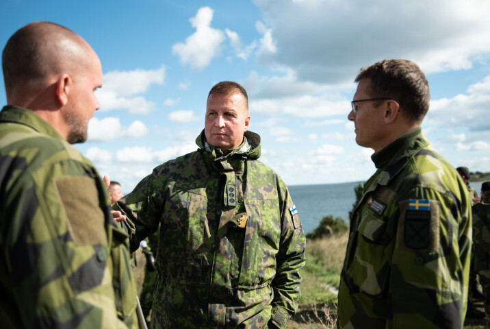 SAMTALE: Oberst Kari Pietiläinen i samtale med sine svenske samarbeidspartnere.