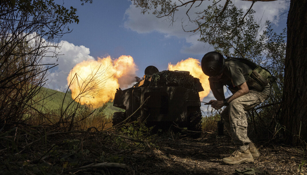 OFFENSIV: Ukrainsk artilleri beskyter russiske stillinger i Kharkiv-regionen 27. juli 2022.
