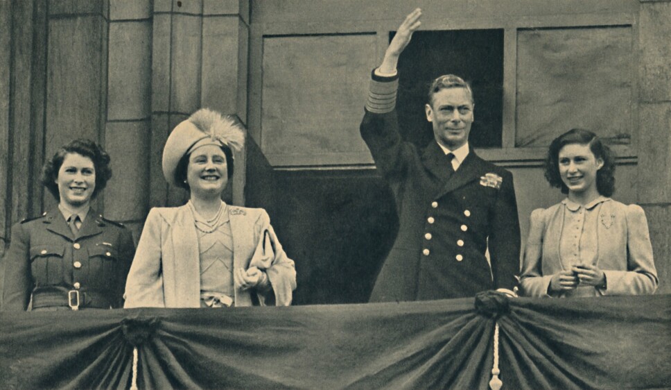FRIGJØRING: Kongen og dronningen med prinsesse Elizabeth og prinsesse Margaret på balkongen til Buckingham Palace på frigjøringsdagen 8. mai 1945.