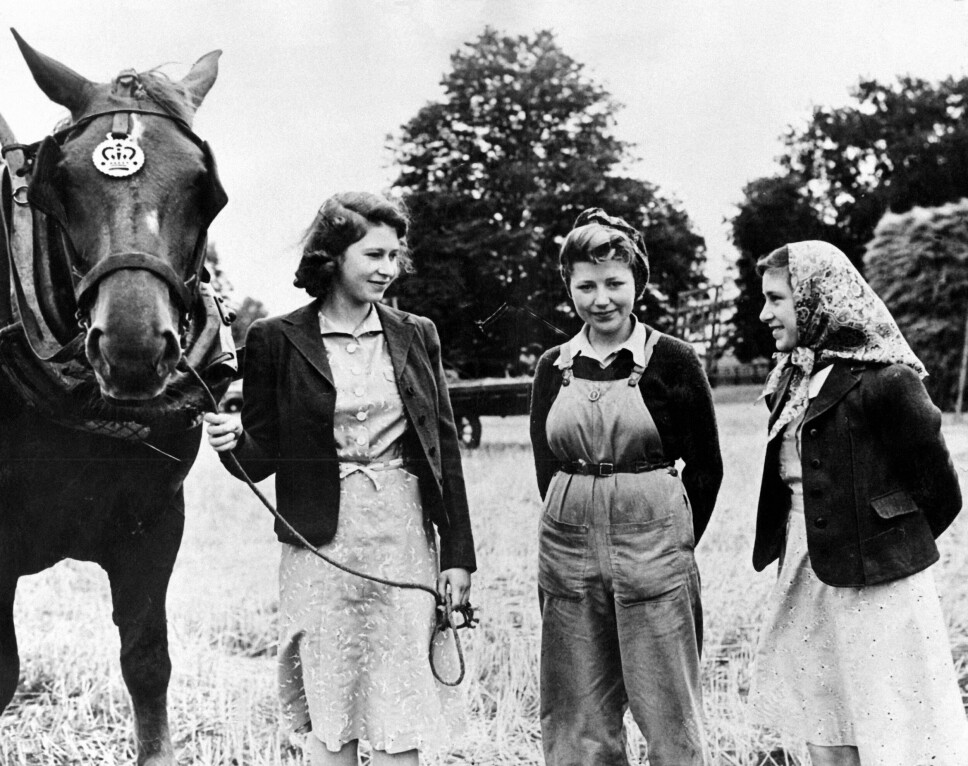 ARBEID: Prinsesse Elizabeth og hennes søster prinsesse Margaret under høstingen ved Sandringham's farm i august 1943.