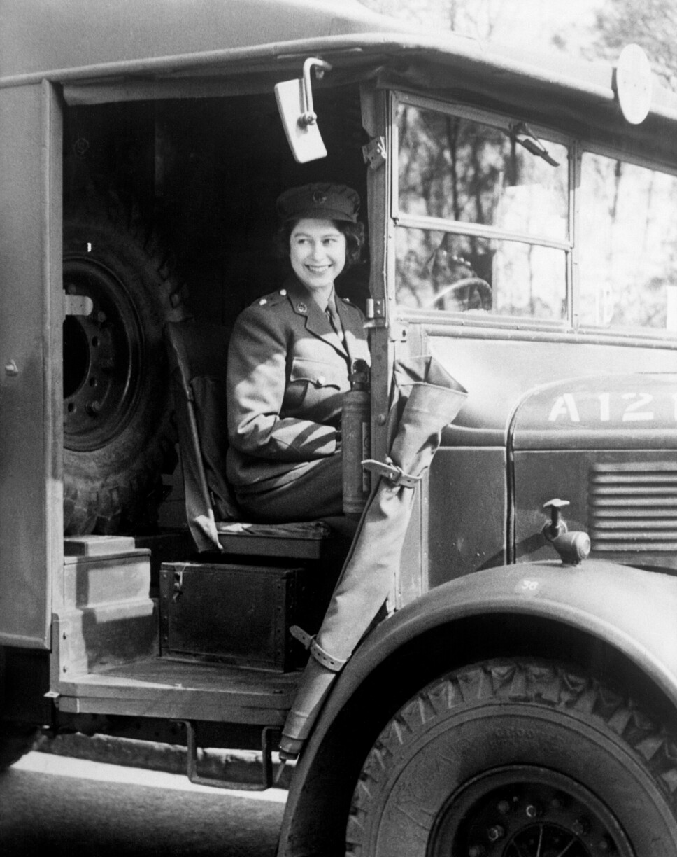 TJENESTE: Prinsesse Elizabeth bak rattet på et militær kjøretøy under sin tjeneste i Auxiliary Territorial Service 1. januar 1945.