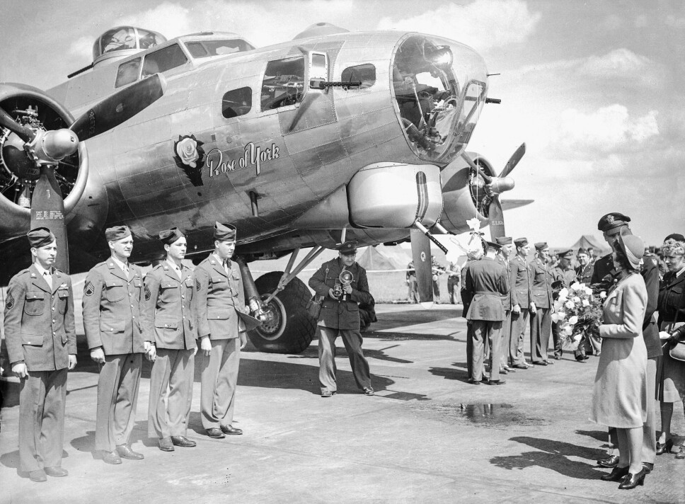 DÅP: Prinsesse Elizabeth under et besøk hos Royal Air Force (RAF) 6. juli 1944 der et amerikansk Boeing B-17G med navnet «Rose of York» skulle døpes..