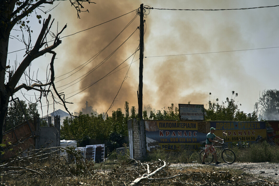 BAKHMUT: Røyk stiger opp etter et rakettangrep i Bakhmut i fylket Donetsk slutten av august.