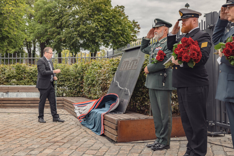 AVDUKING: Forsvarsminister Bjørn Arild Gram fikk æren av å avduke minnesmerket for de 52 nordmenne som falt under invasjonen av Normandie under 2. verdenskrig.