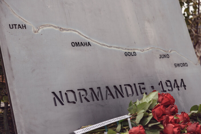 DE SOM FALT: Minnestavlen med navnene på de 52 nordmennene som falt. Etter avdukingen ble også roser lagt ned ved tavlen.