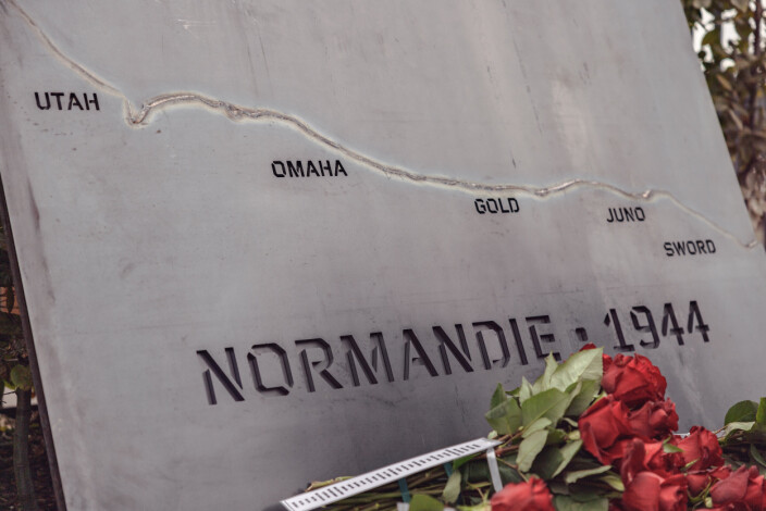 DE SOM FALT: Minnestavlen med navnene på de 52 nordmennene som falt. Etter avdukingen ble også roser lagt ned ved tavlen. DE SOM FALT: Minnestavlen med navnene på de 52 nordmennene som falt. Etter avdukingen ble også roser lagt ned ved tavlen.