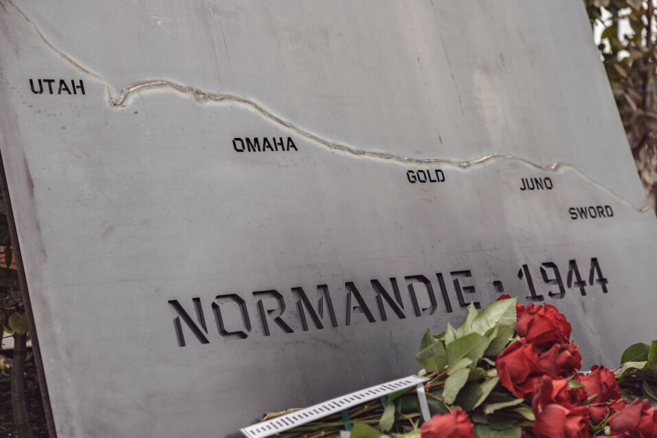 DE SOM FALT: Minnestavlen med navnene på de 52 nordmennene som falt. Etter avdukingen ble også roser lagt ned ved tavlen.