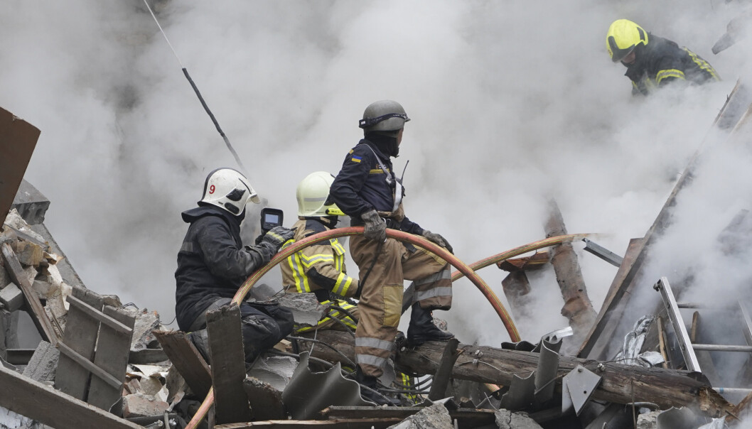 BRANN: Brannbetjenter jobber med å slukke flammene etter et angrep i Kharkiv 6. september. BRANN: Brannbetjenter jobber med å slukke flammene etter et angrep i Kharkiv 6. september.