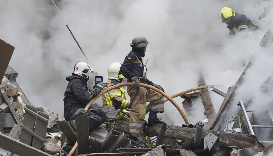 BRANN: Brannbetjenter jobber med å slukke flammene etter et angrep i Kharkiv 6. september. BRANN: Brannbetjenter jobber med å slukke flammene etter et angrep i Kharkiv 6. september.